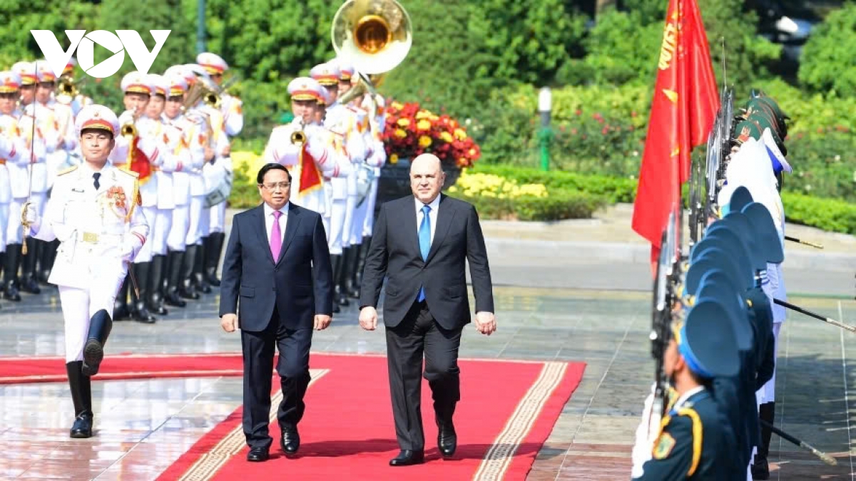 Russian PM Mishustin warmly welcomed in Hanoi on official visit